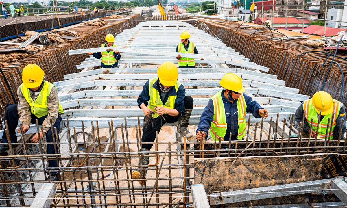 Công nhân xuyên lễ thi công cầu Trần Hưng Đạo, lắp những đốt dầm đầu tiên