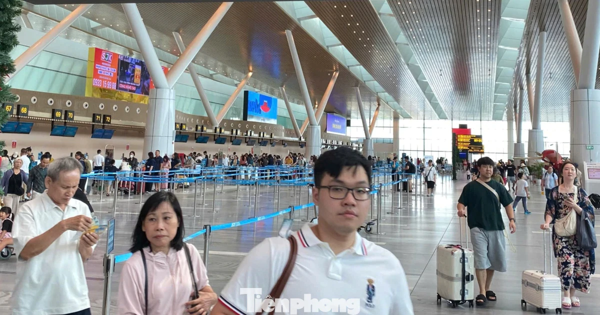 Cảnh trái ngược tại sân bay Tân Sơn Nhất ngày cao điểm 2/9