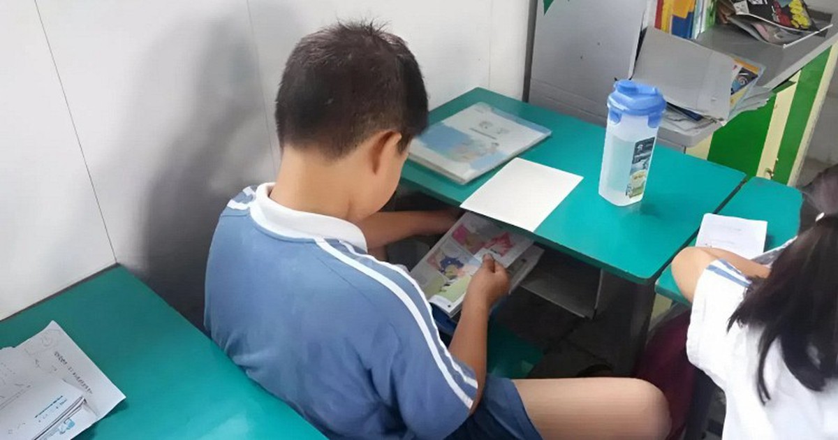 Nhiều đứa trẻ rất kỳ lạ: Ở nhà thì ngoan không ai bằng, đến lớp lại hư, nổi loạn, nguyên nhân khiến bố mẹ không ngờ!