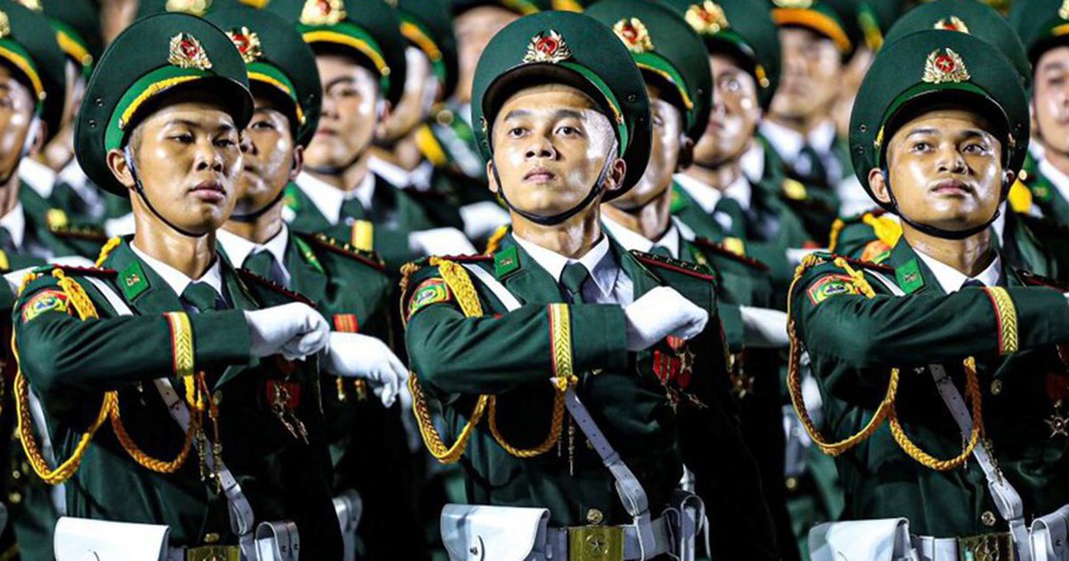 Sĩ quan nghỉ hưu trước hạn được trợ cấp 5 tháng lương mỗi năm, không bị trừ lương hưu