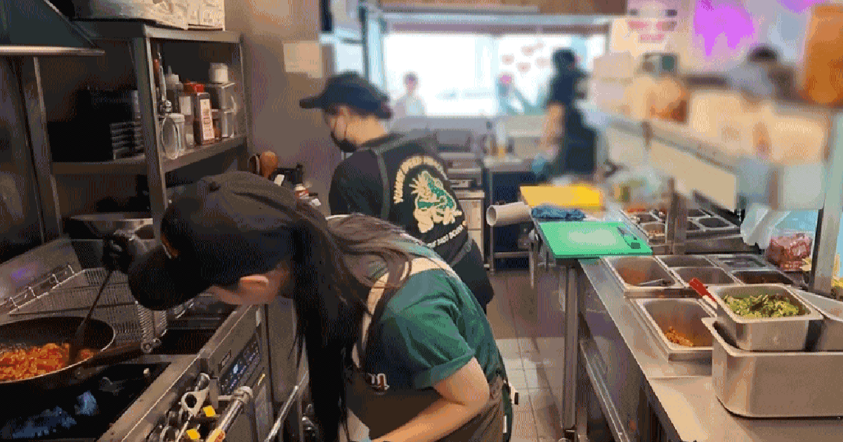 Nữ ca sĩ là thành viên nhóm nhạc nổi tiếng nay mở quán ăn ở phường Anguk, kiếm tiền tỷ mỗi tháng