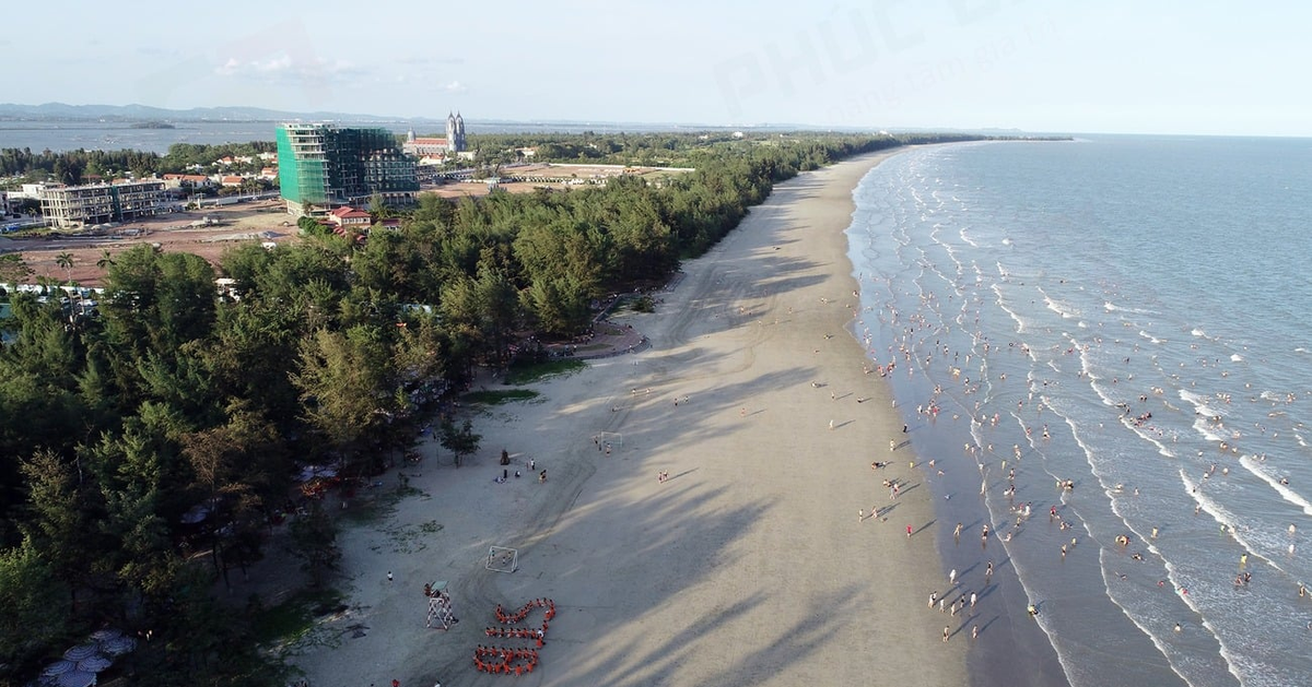 Đây là bãi biển dài nhất Việt Nam, vừa xuất hiện quần thể đặc biệt rộng hơn 20 ha: 17km cong hình vành khuyên, nằm ở địa đầu vùng Đông Bắc, được ví như "nàng thơ ngủ quên"