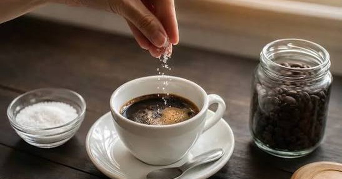 Vì sao nhiều người pha cà phê thường cho thêm 1-2 hạt muối?