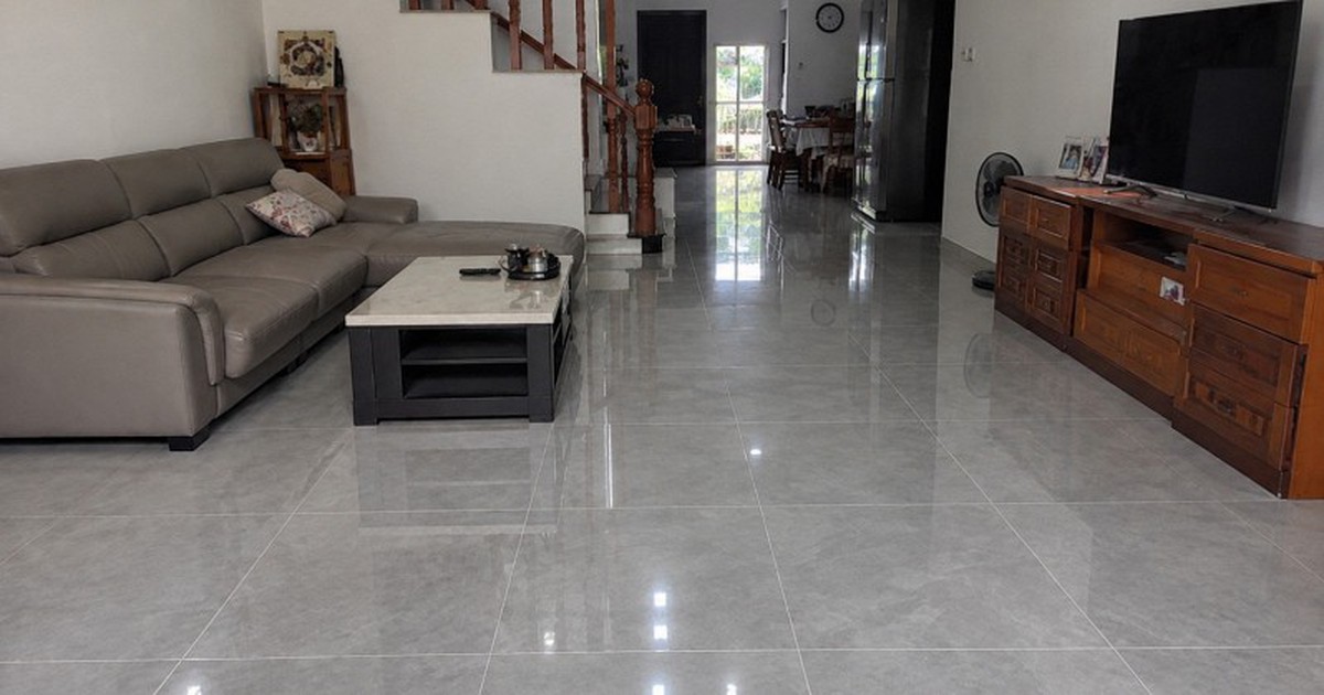 Vì sao ngày càng nhiều gia đình không còn lát gạch men bóng? 2 vật liệu đẹp, dễ vệ sinh, bớt trơn trượt đang thành xu hướng mới