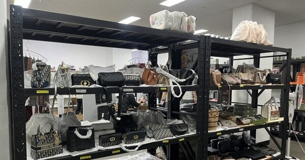 Đột kích một kho ngầm, phát hiện 7.369 túi, ví, nước hoa giả hàng hiệu Chanel, Louis Vuitton trị giá 167 tỷ đồng