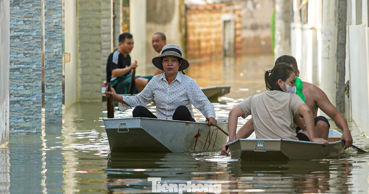 Đường biến thành sông, "bến thuyền" xuất hiện giữa ngoại thành Hà Nội