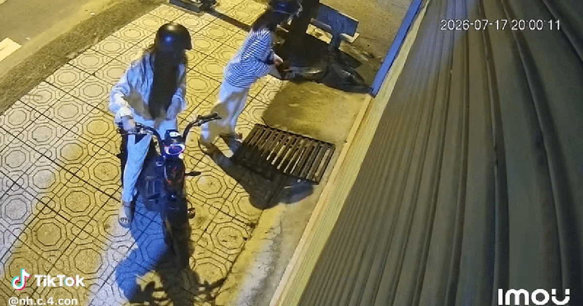 Hành động bất ngờ của nhóm học sinh trước cửa một ngôi nhà lúc trời tối, 2,4 triệu lượt xem