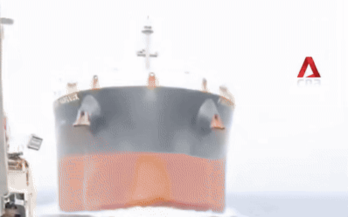 Bị con tàu to như quả núi tông trực diện, thủy thủ đoàn la hét trong hoảng loạn giữa đại dương