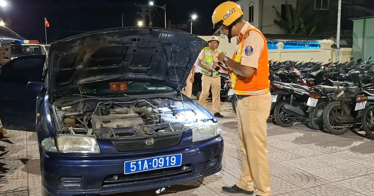 Phát hiện ô tô biển xanh không giấy tờ, tài xế không có giấy phép lái xe