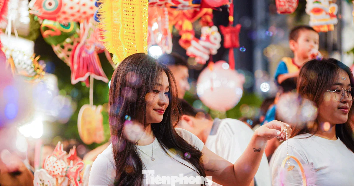 Giới trẻ đổ về Hàng Mã vui chơi Trung thu