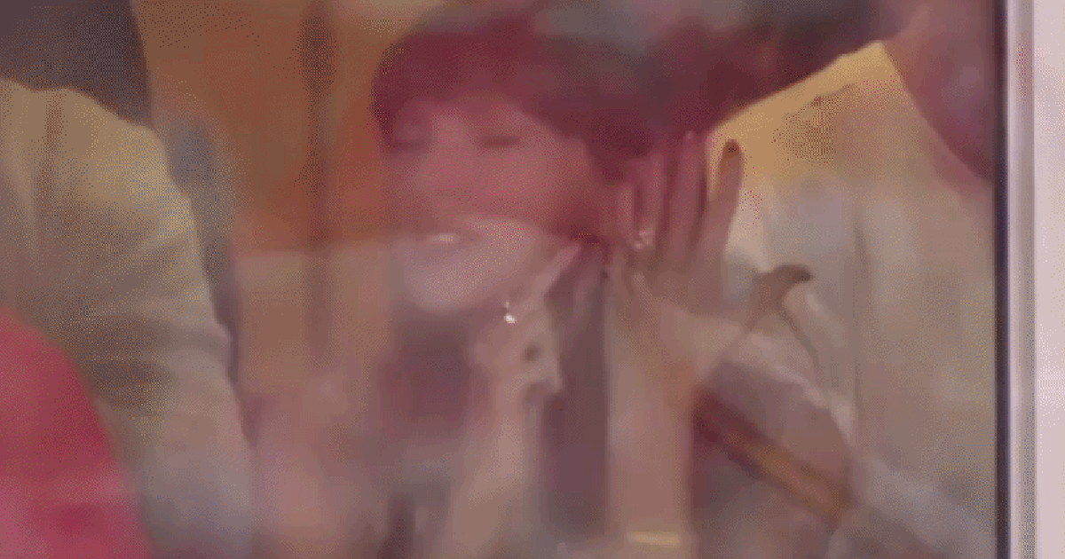 Viral khoảnh khắc Taylor Swift "flex" nhẫn kim cương triệu đô ngay trên sân bóng, tự hào khoe "Chồng chị đó!"