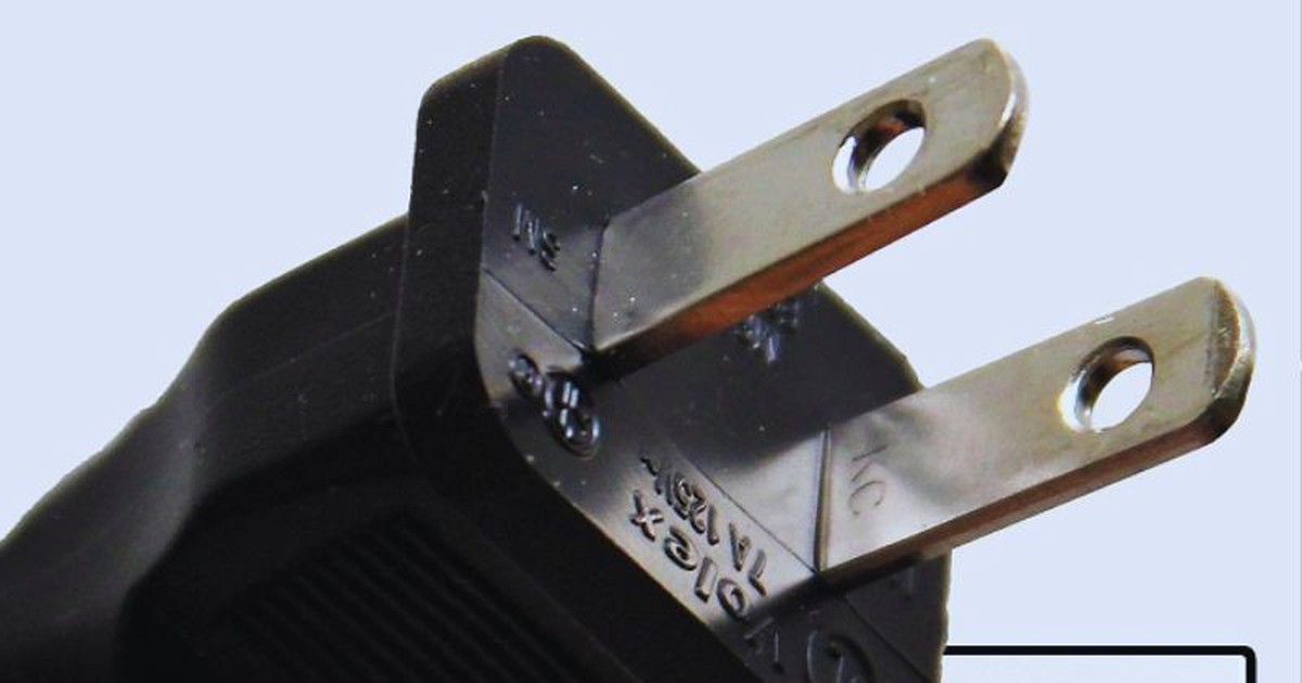 90% người dùng đồ điện không biết công dụng của 2 chiếc lỗ nhỏ trên phích cắm dẹt