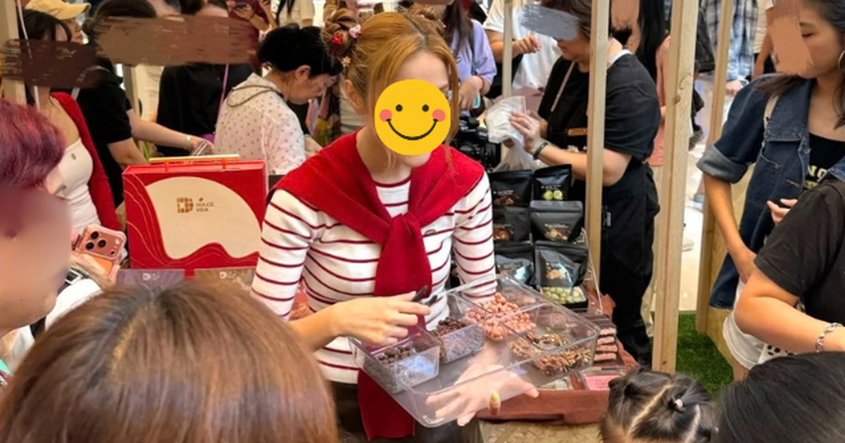 Bắt gặp 1 Chị Đẹp đứng bán bánh kẹo ở siêu thị, kiếm tiền nuôi chồng diễn viên không đóng phim suốt 8 năm qua