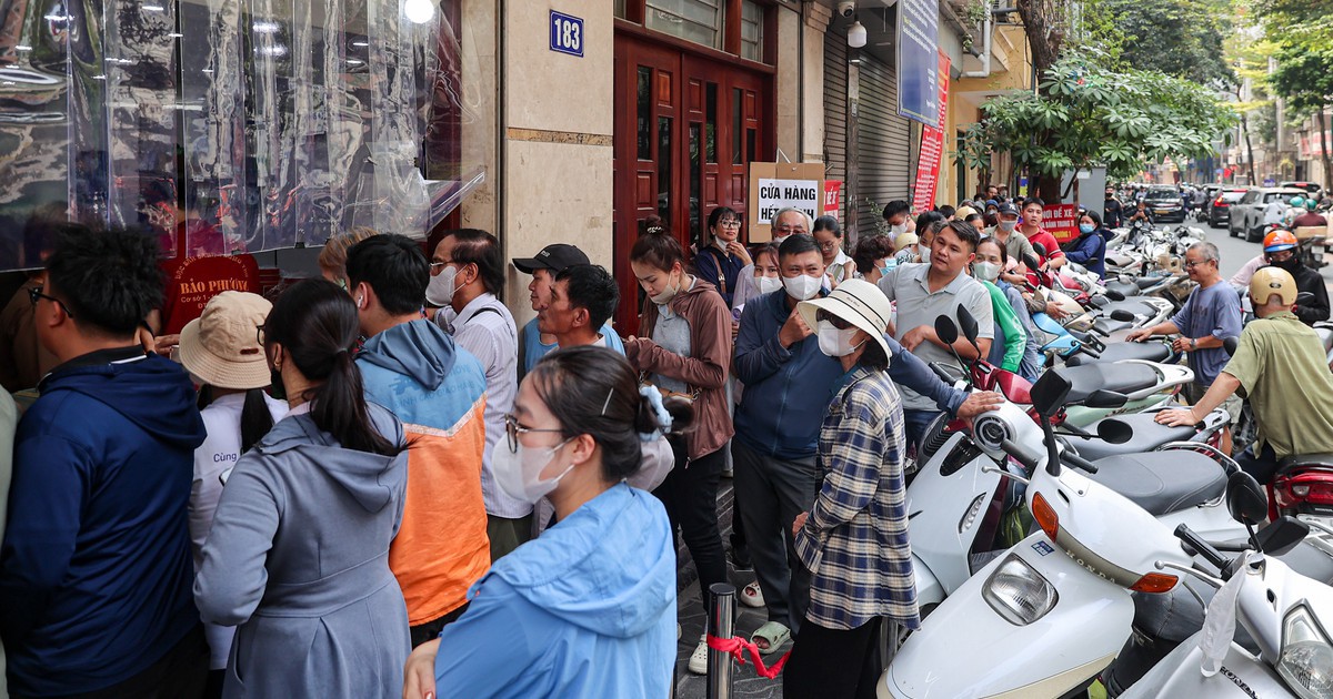 Đi hàng chục km, xếp hàng 3 tiếng chờ mua bánh trung thu truyền thống ở Hà Nội