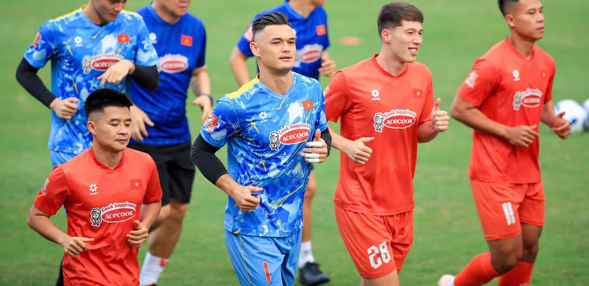 Lê Giang Patrik gây chú ý với mái tóc vuốt ngược bảnh bao trong buổi tập của ĐT Việt Nam