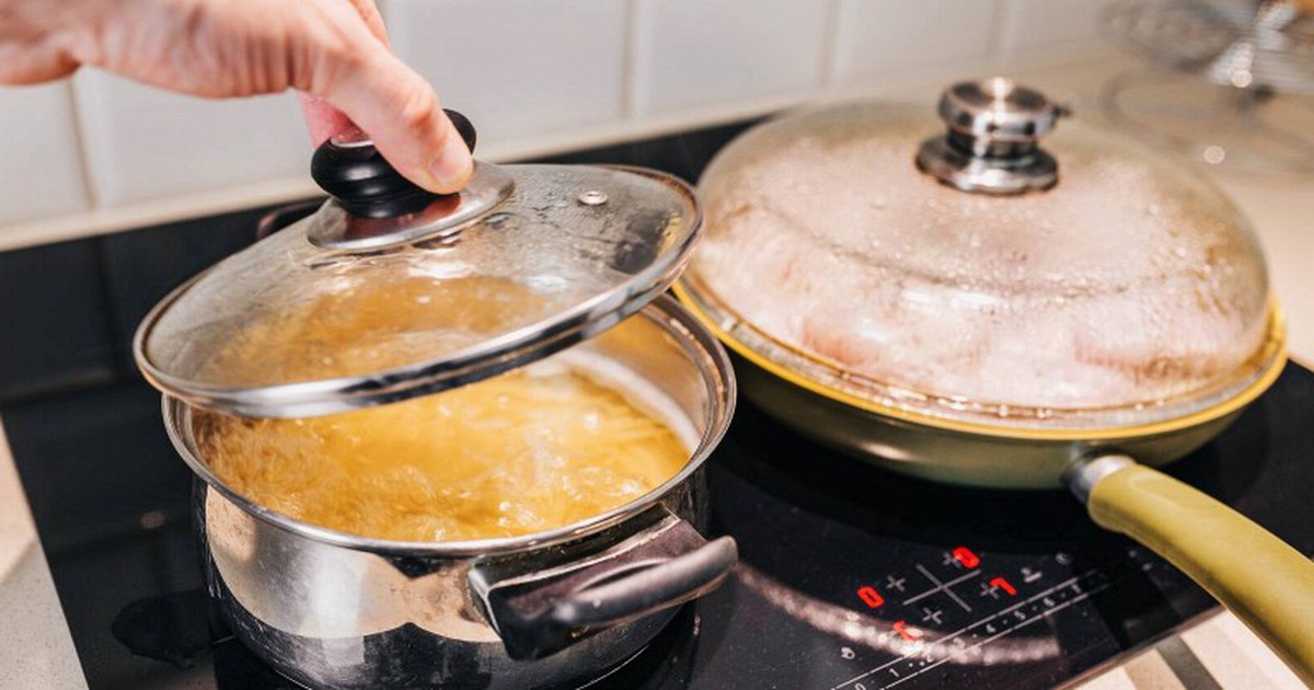 Vung nồi bỗng dính chặt vào mặt bếp: Nhấc lên ngay là điều nên tránh