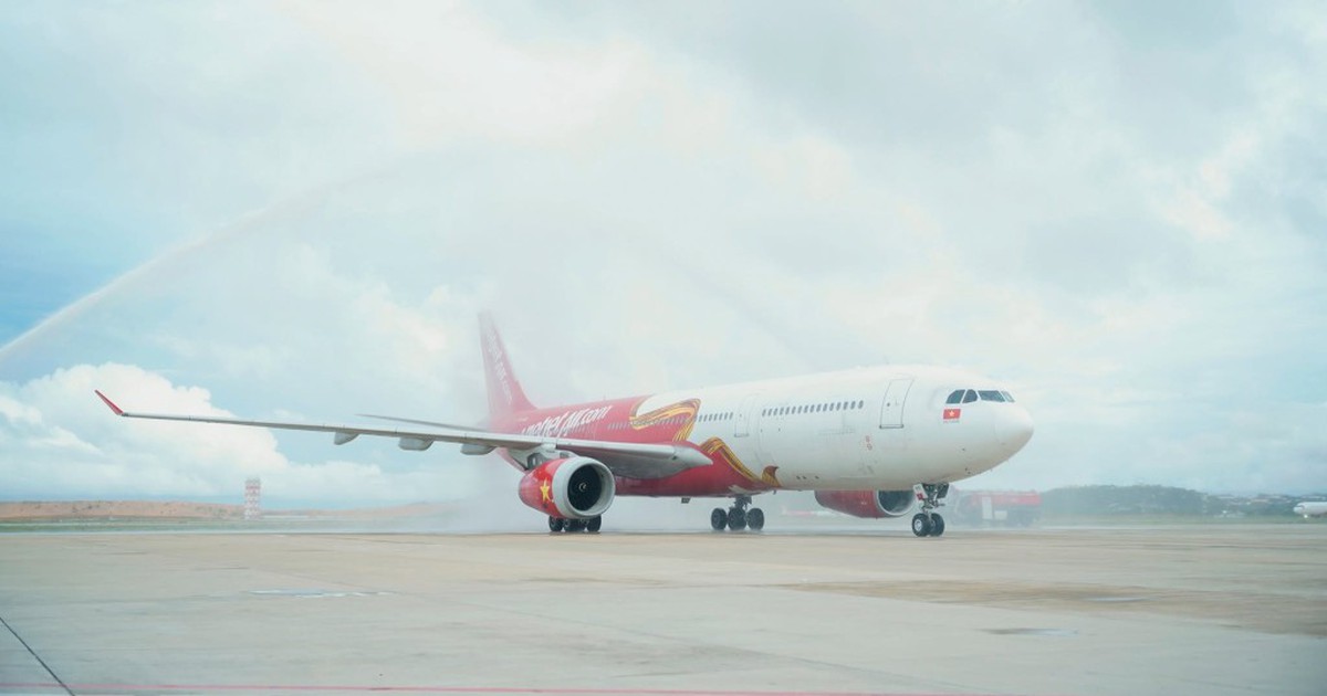 Hôm qua 23/9, sân bay Cam Ranh thực hiện nghi thức phun vòi rồng đón 1 máy bay đặc biệt chở 370 hành khách