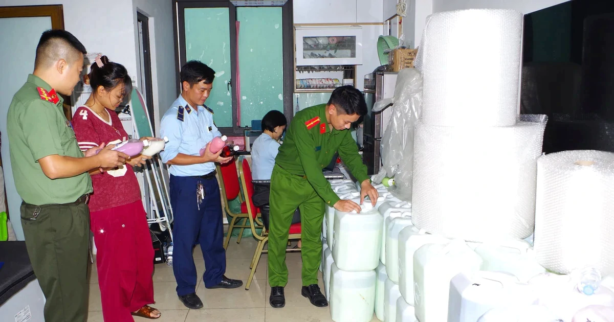 Triệt phá cơ sở bán gần 1.800 lít rượu trôi nổi gắn mác "đặc sản" trên TikTok shop