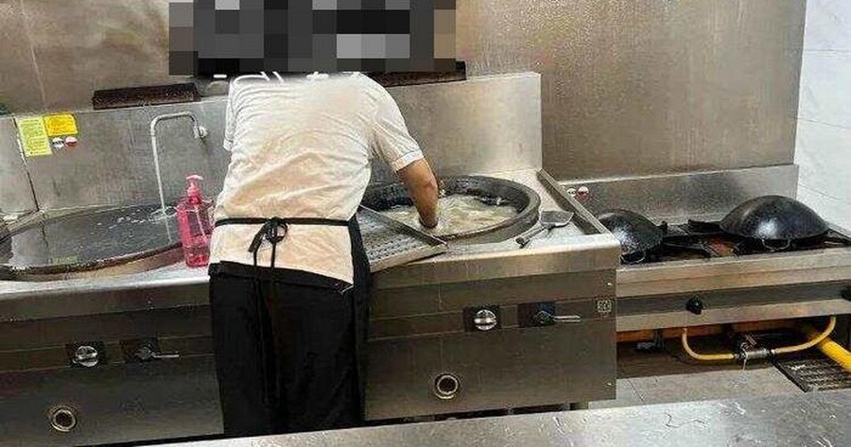 Hàng chục trẻ nôn ói sau bữa trưa, cô giáo hé lộ cảnh khó tin trong bếp ăn: 11 người lập tức bị xử lý