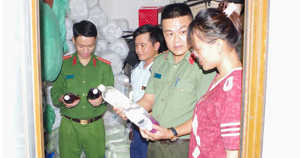 Cận cảnh hiện trường công an đột kích điểm kinh doanh của Vũ Thị Xuân Trà SN 2001