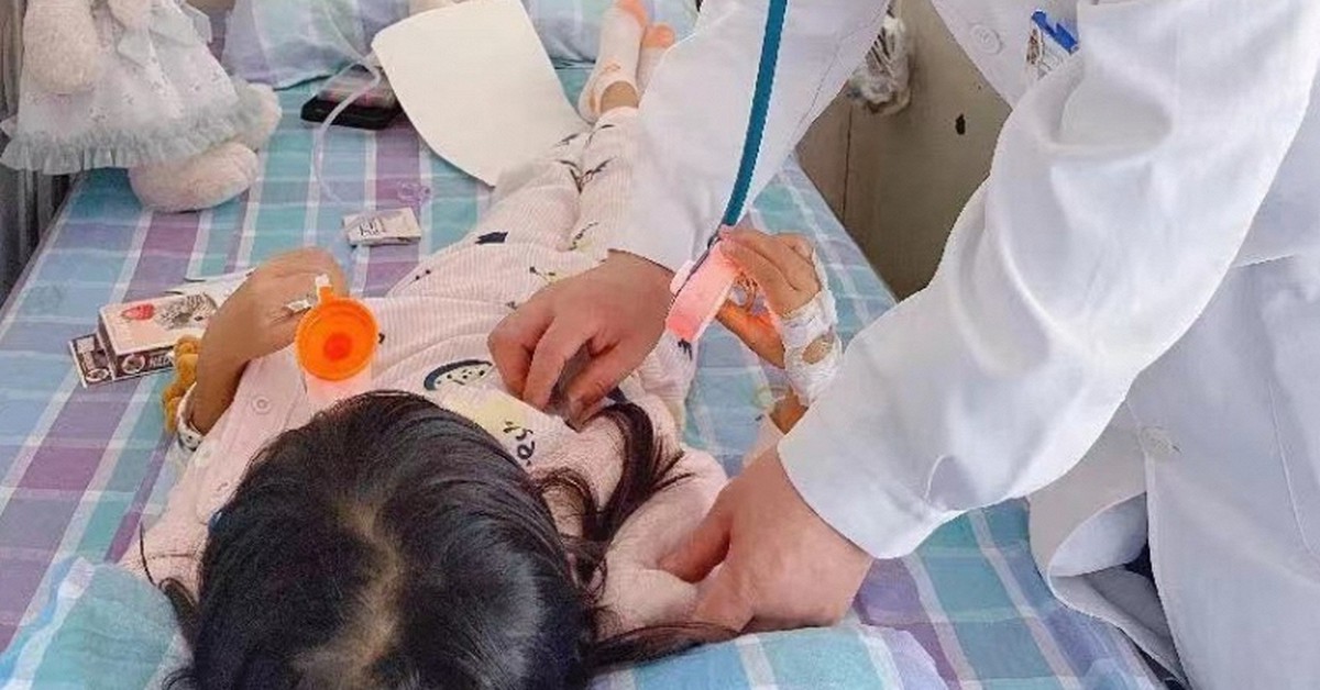 Bé gái 3 tuổi vô tình nuốt kẹo cao su, người bà nhanh chóng làm 1 động tác "cấp cứu": Bác sĩ nghe xong hết lời khen