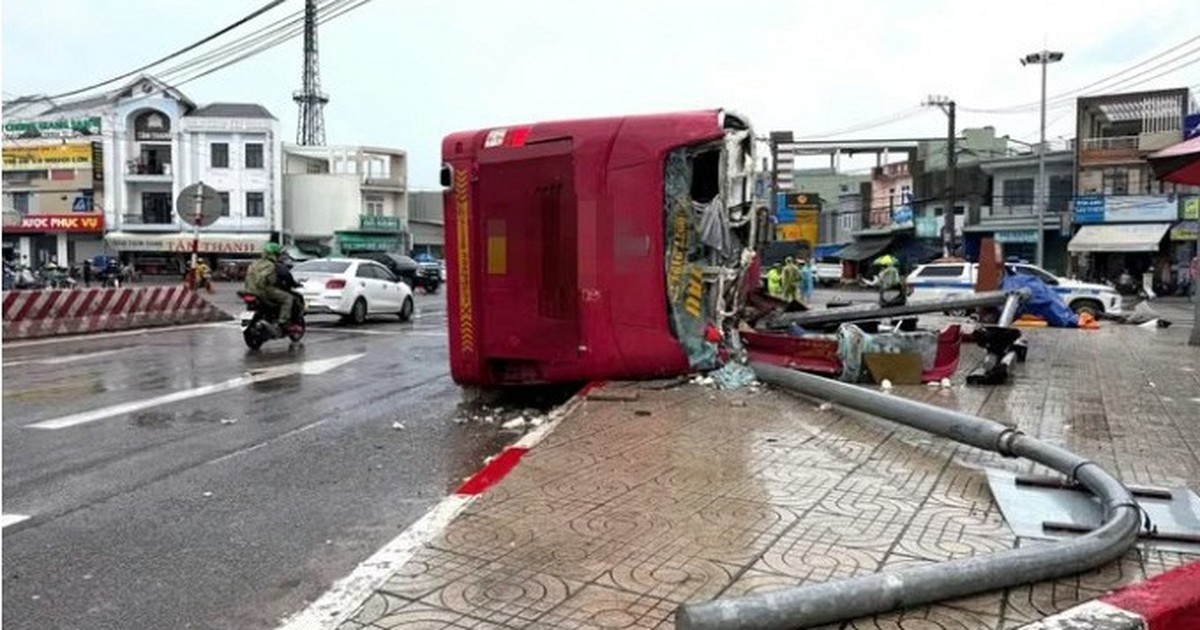 Vụ xe khách lật nghiêng, 2 người tử vong: Nghe tiếng con khóc mà không thể giúp được gì
