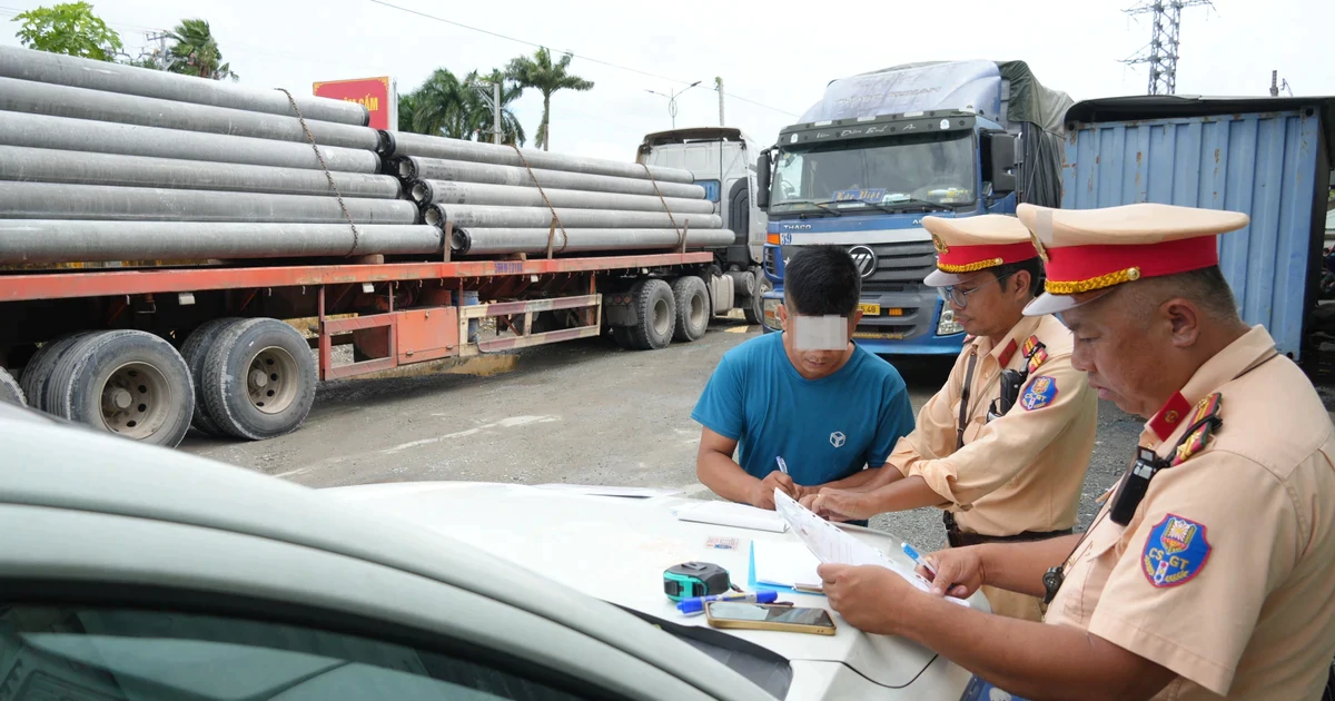 Phạt tài xế 77 triệu đồng vì chở cọc bê tông quá tải hơn 100%