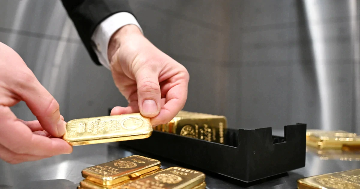 Giá vàng thế giới tăng, sức ép lớn từ USD