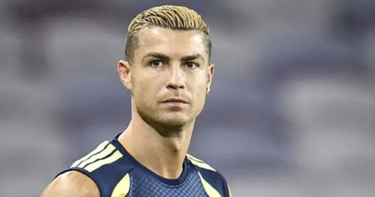 Ronaldo từng từ chối nhận lương để đồng đội được trả nợ