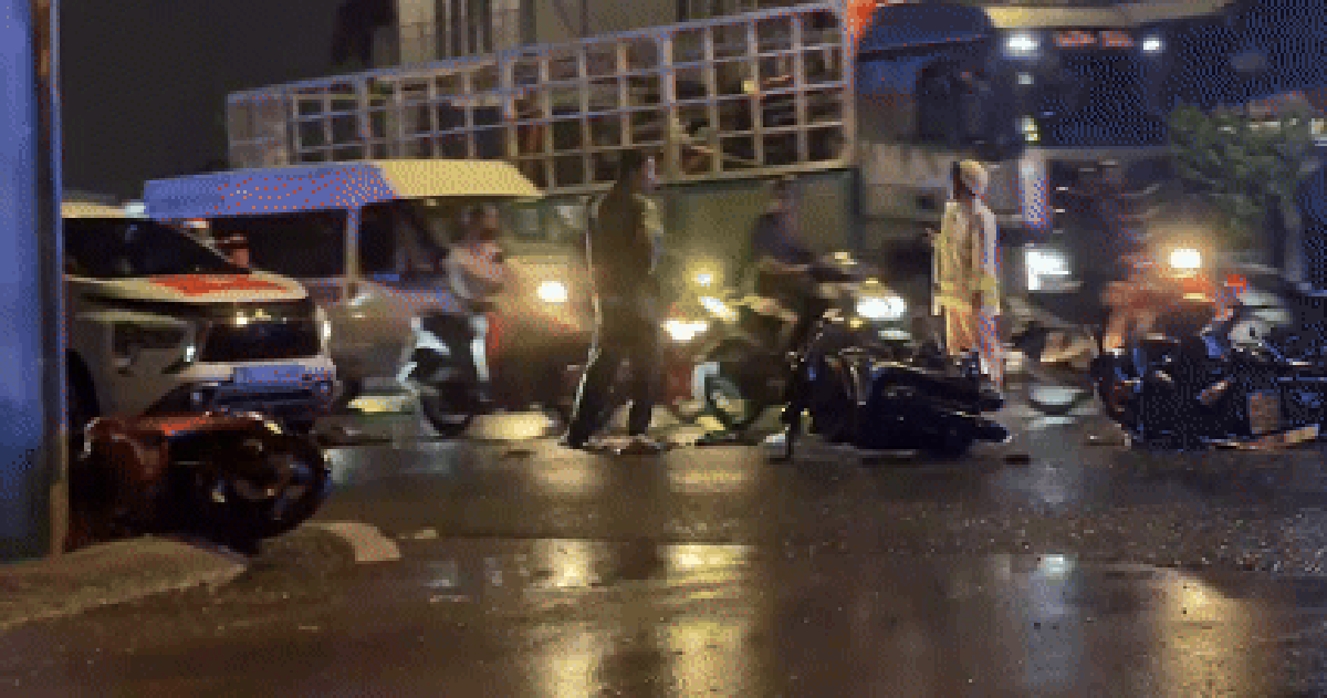 Ôtô tông liên hoàn dưới trời mưa lớn khiến xe máy ngã la liệt, một người tử vong