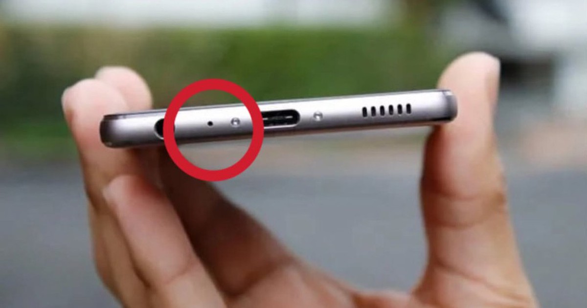90% người dùng điện thoại không biết công dụng của chiếc lỗ nhỏ cạnh cổng sạc