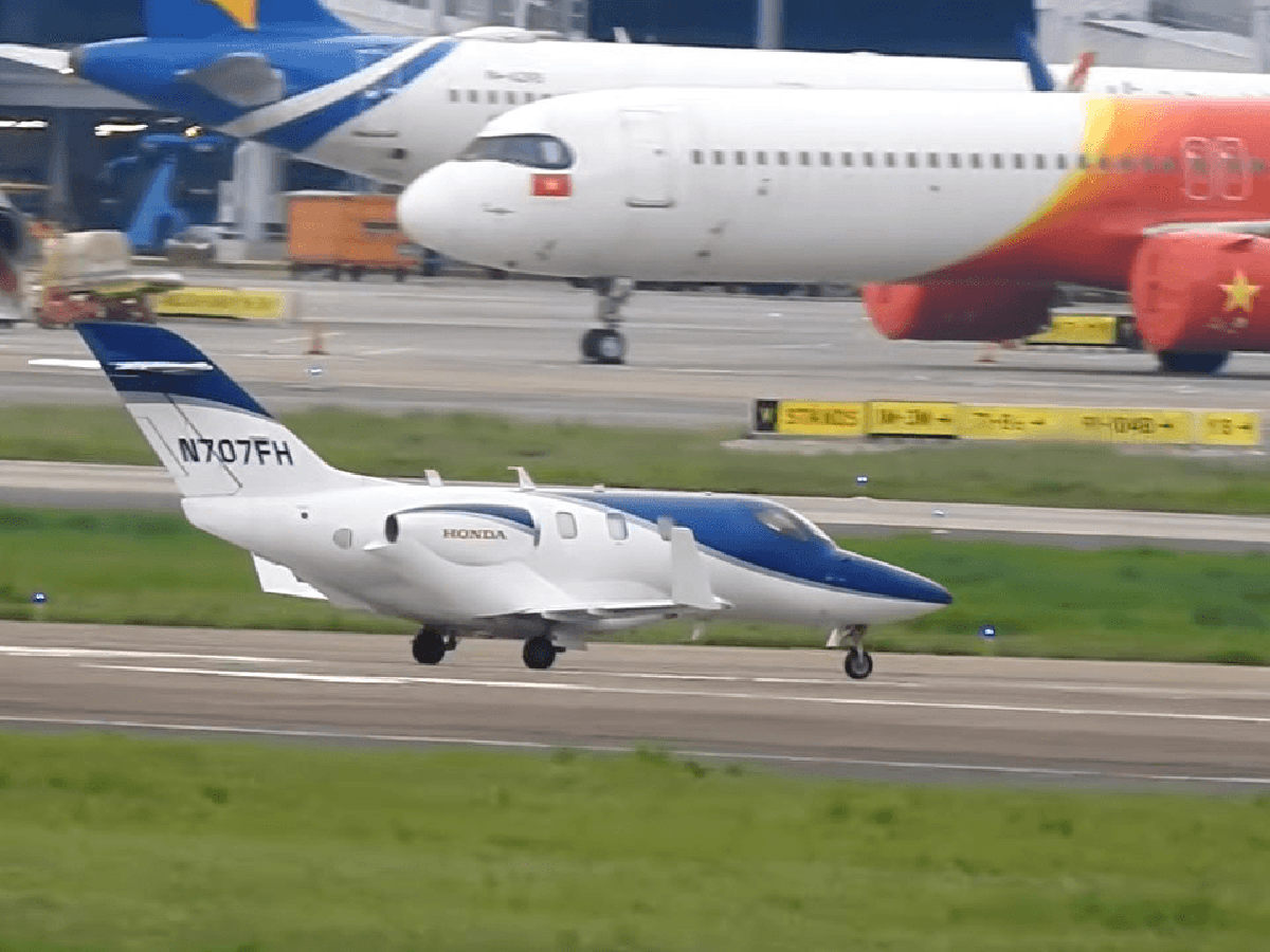 Một máy bay thương gia “tí hon” dài 13 mét, chỉ chở được 6 người nhưng tốc độ 800 km/h vừa hạ cánh tại Tân Sơn Nhất