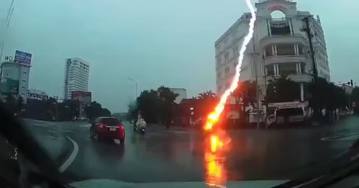 Vì sao người đi xe máy giữa đường dễ bị sét đánh trúng khi trời mưa dông?