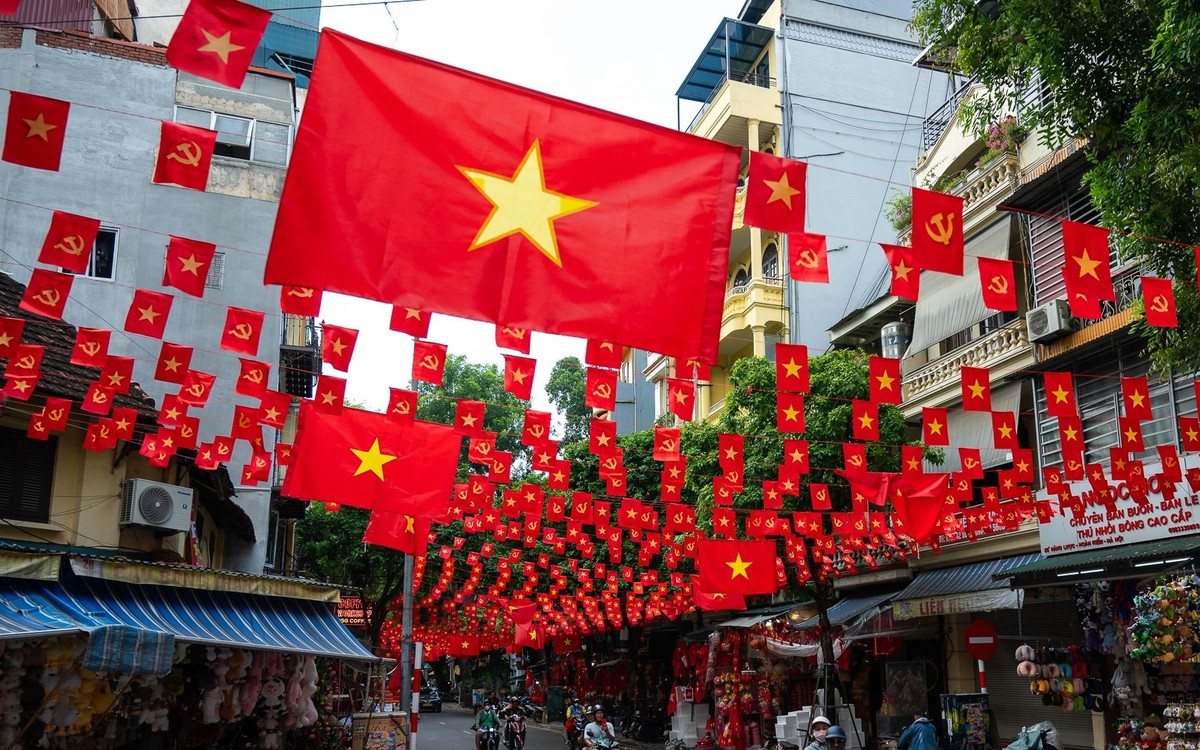AMRO: Muốn tăng trưởng 10%, Việt Nam cần đầu tư gần 41% GDP, DN Việt phải chen được vào cuộc chơi của Samsung, LG, Intel