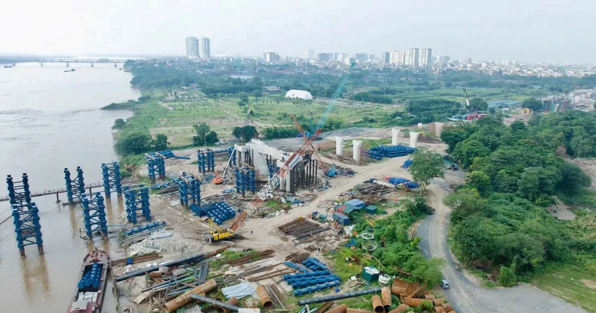 Tạm đóng đường đê Long Biên - Xuân Quan vào ban đêm để thi công cầu Trần Hưng Đạo