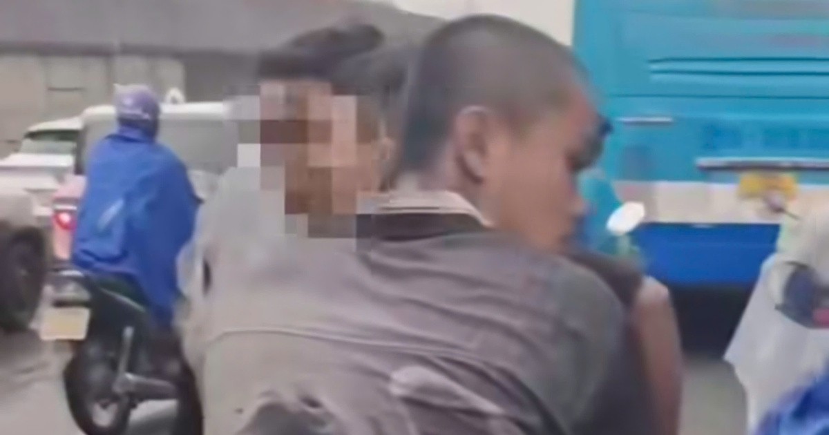 CSGT soi camera tìm nhóm thanh niên đầu trần đi xe máy kẹp 3 trên phố Hà Nội