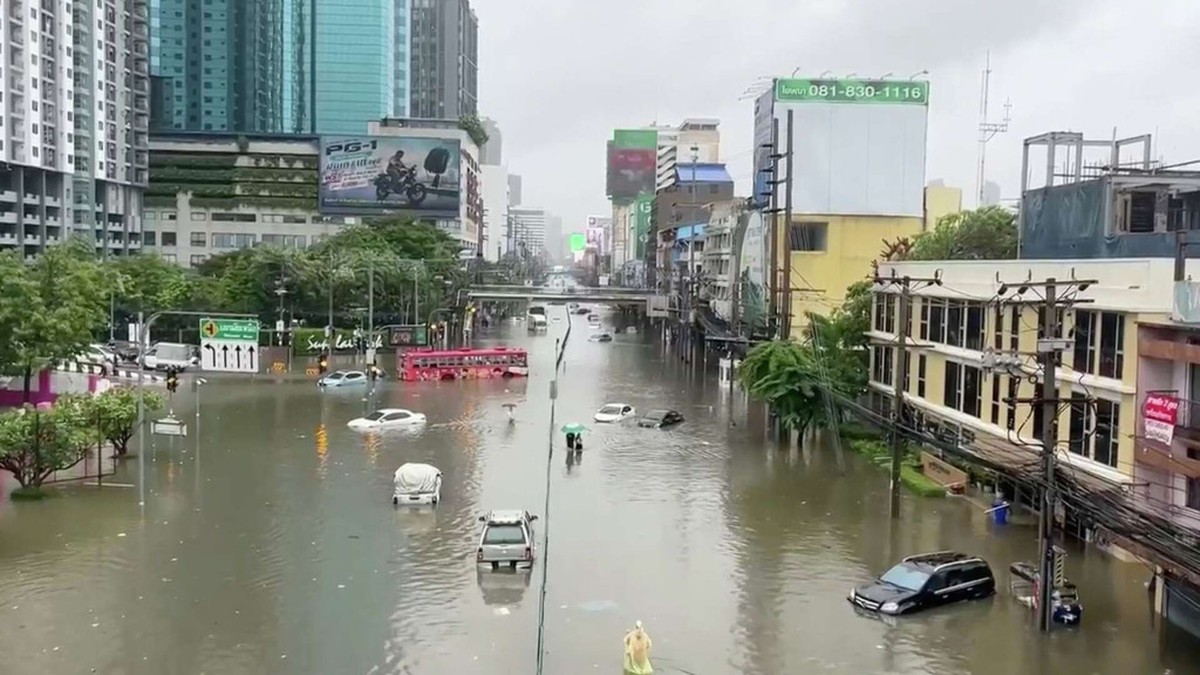 Bangkok tuyên bố tình trạng thảm hoạ: Cảnh tượng không tưởng ở thủ đô Thái Lan những ngày qua
