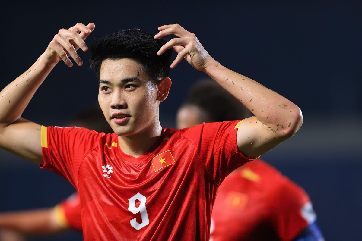 Trang chủ FIFA ngợi khen Đình Bắc
