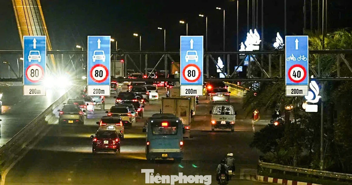 Cảnh cầu Nhật Tân ùn ứ trước giờ áp dụng quy định giữ khoảng cách