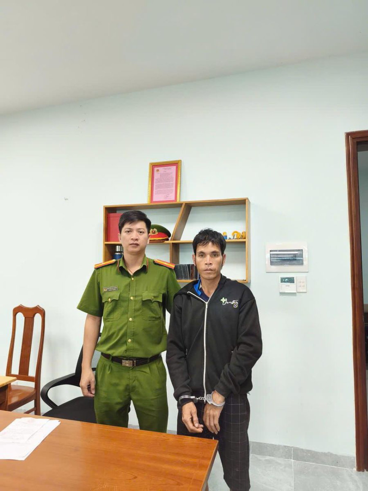 Tạm giữ hình sự Nông Hồng Quảng - kẻ đổ xăng đốt cha ruột tử vong