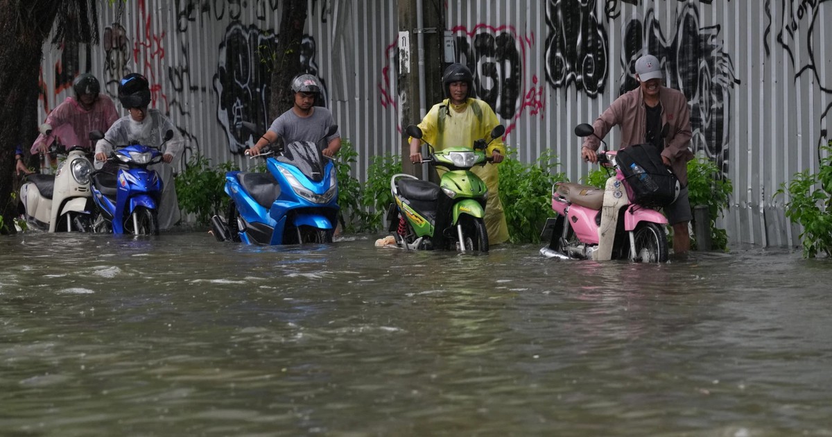 Bangkok đóng cửa trường học, đề nghị công chức ...