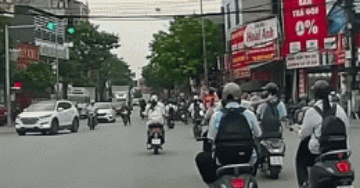 Nữ sinh ngồi sau xe máy kéo tóc bạn ngã xuống đường rồi bỏ chạy: Hiệu trưởng nói các em "trêu nhau"