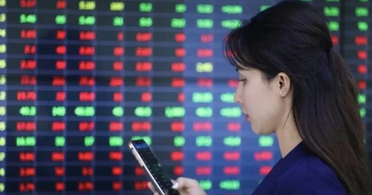 Chứng khoán rung lắc mạnh, dòng tiền săn cổ phiếu "ngược sóng"