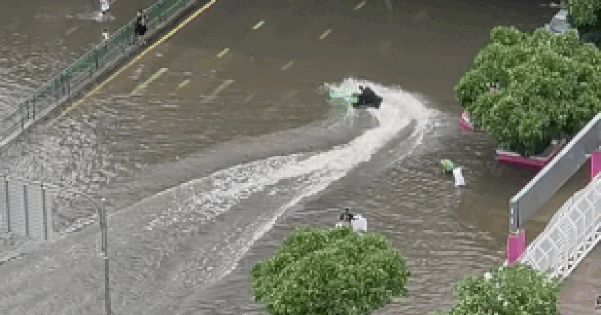 Thái Lan: Một người bị bắt vì lái mô tô nước "drift" trên đường phố Bangkok