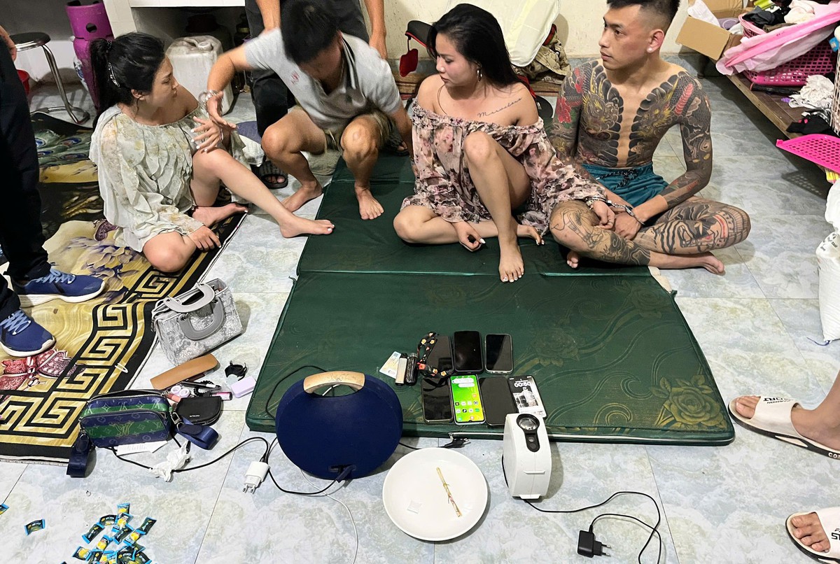 Kiểm tra phòng bếp của Phạm Thị Linh lúc 0h40, công an ra lệnh giữ người khẩn cấp 2 đối tượng