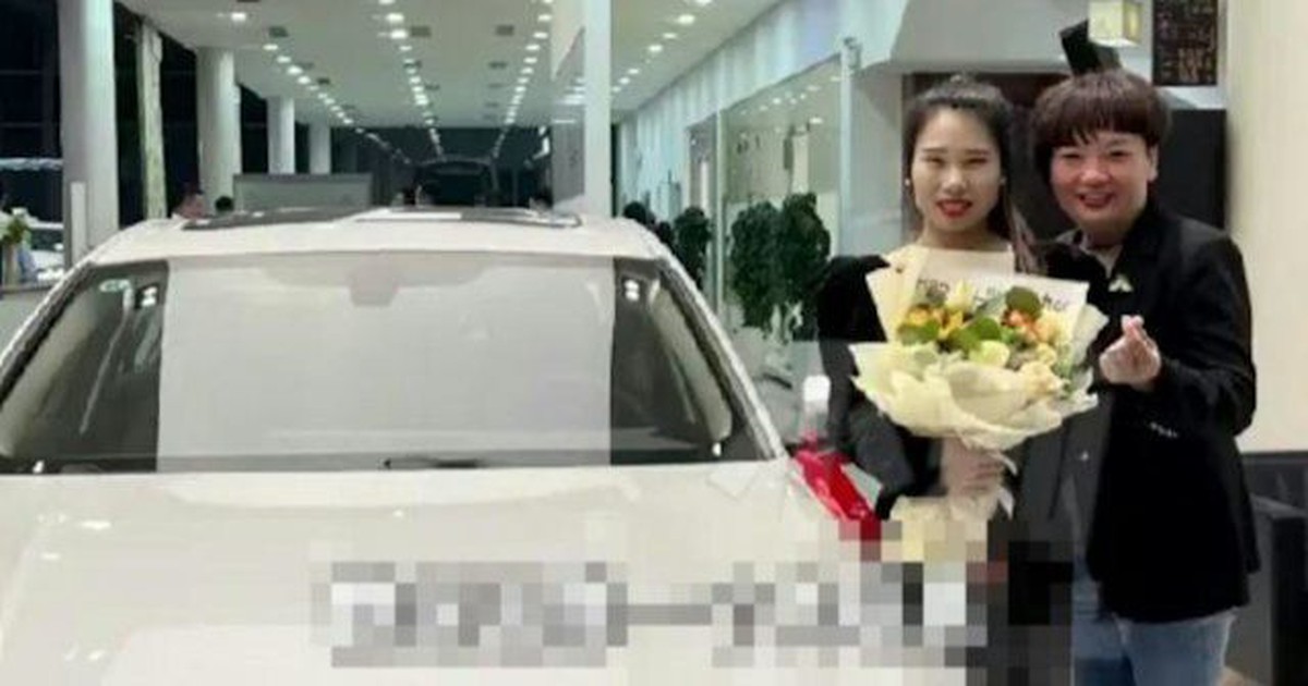 Thương nhân viên phải đi làm bằng xe máy vất vả, sếp tặng mỗi người một chiếc BMW tiền tỷ