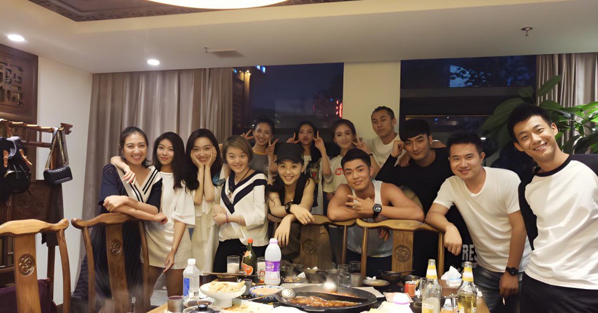 Mời vài bạn cũ đi ăn, cuối cùng thành buổi họp lớp hơn 30 người, người đàn ông sững sờ khi tối về được chuyển khoản hơn 500 triệu