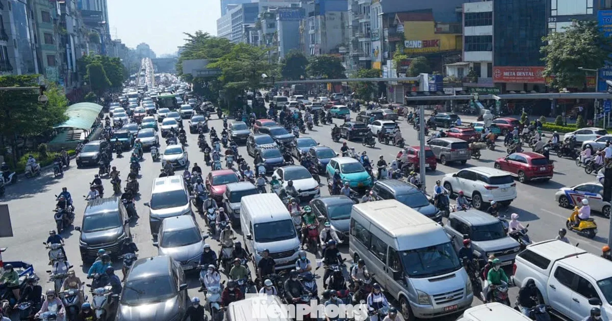 Hà Nội sáng đầu tiên sau nghỉ lễ: "Đi hơn một tiếng vẫn chưa qua được nút giao"