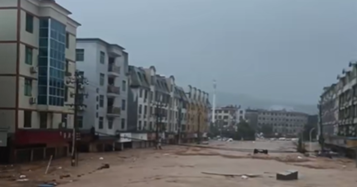 VIDEO: Mưa lũ cuồn cuộn tại Trung Quốc khi bão Saudel “hồi sinh” bất ngờ