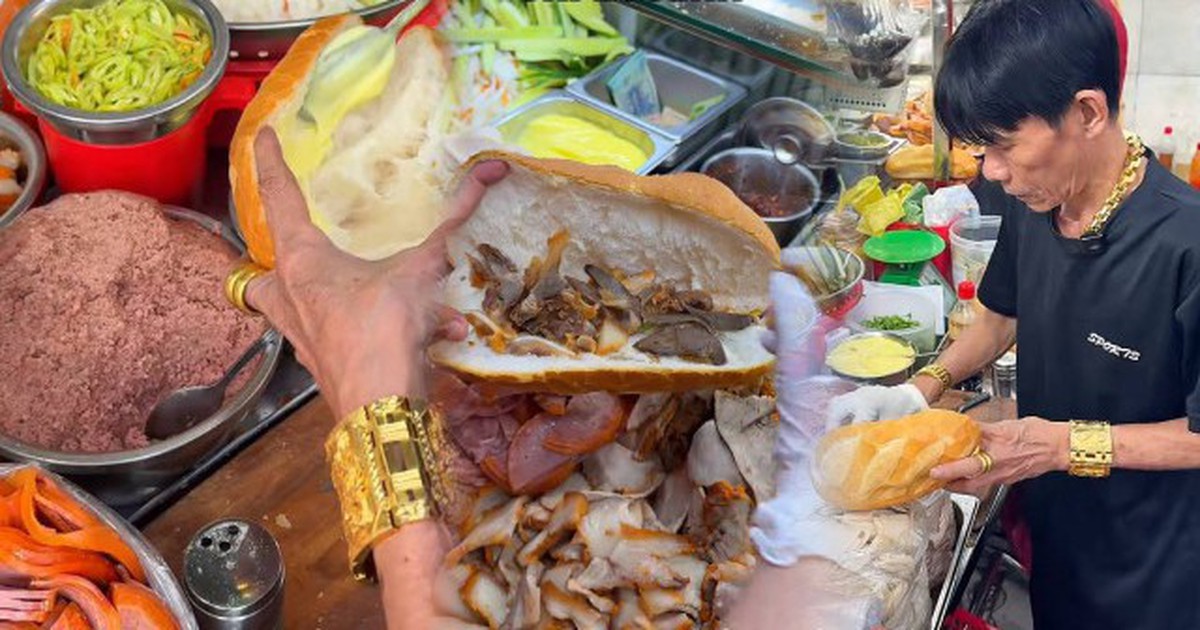 Bánh mì phá lấu Xóm Chiếu nổi tiếng TP.HCM nhờ anh chủ đeo vàng trĩu cổ, ổ hơn 300g mà giá chỉ 25.000 đồng